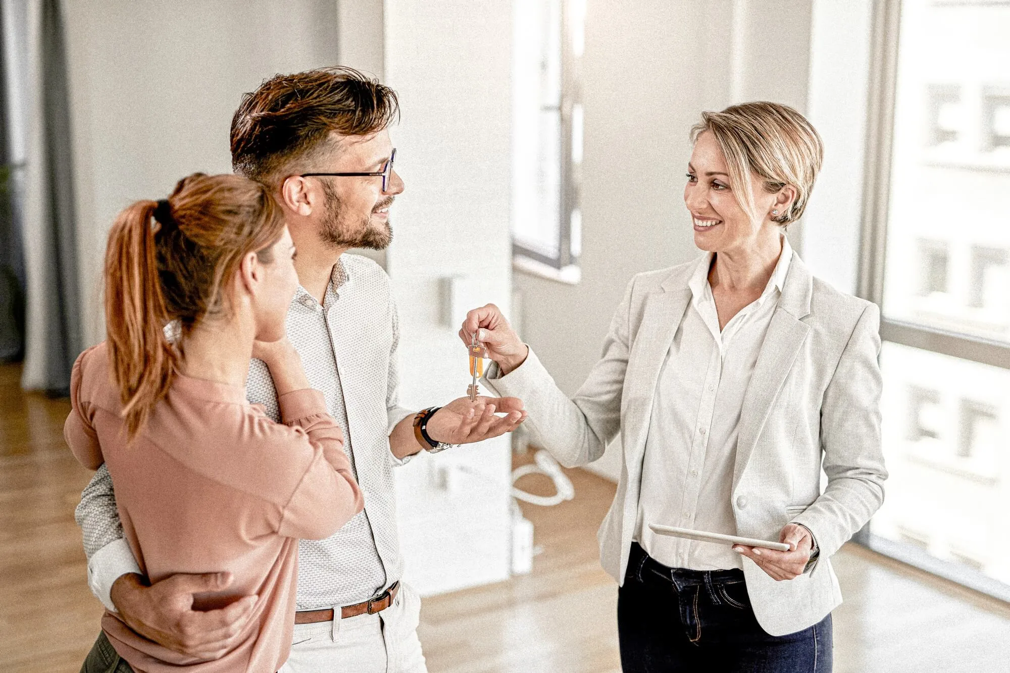 Real estate agent gives home keys to couple